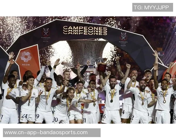 2025铁人荣耀时刻全队齐心协力捧杯共庆冠军荣耀之夜